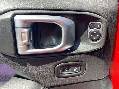 Used 2021 Jeep Wrangler Unlimited Sahara AWD/4WD image 17
