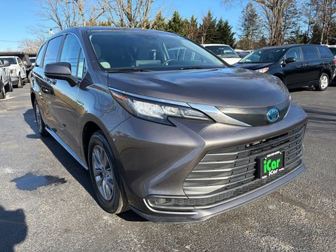 Used 2023 Toyota Sienna LE image 4