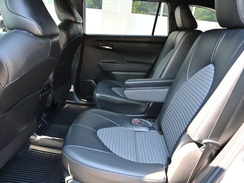 Used 2022 Toyota Highlander XSE AWD/4WD image 17