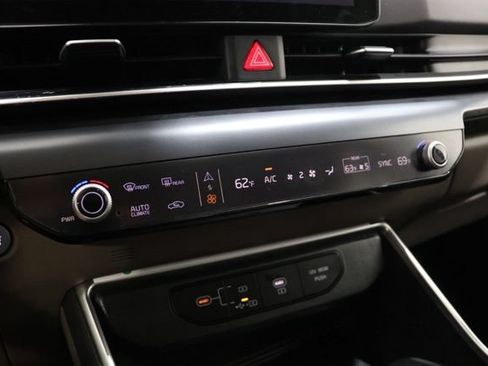 Used 2025 Kia Carnival FWD image 26