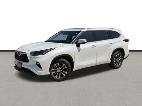 Used 2021 Toyota Highlander XLE FWD image 1