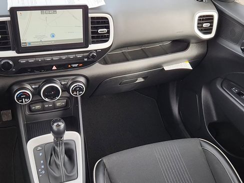 Used 2022 Hyundai Venue Limited image 6