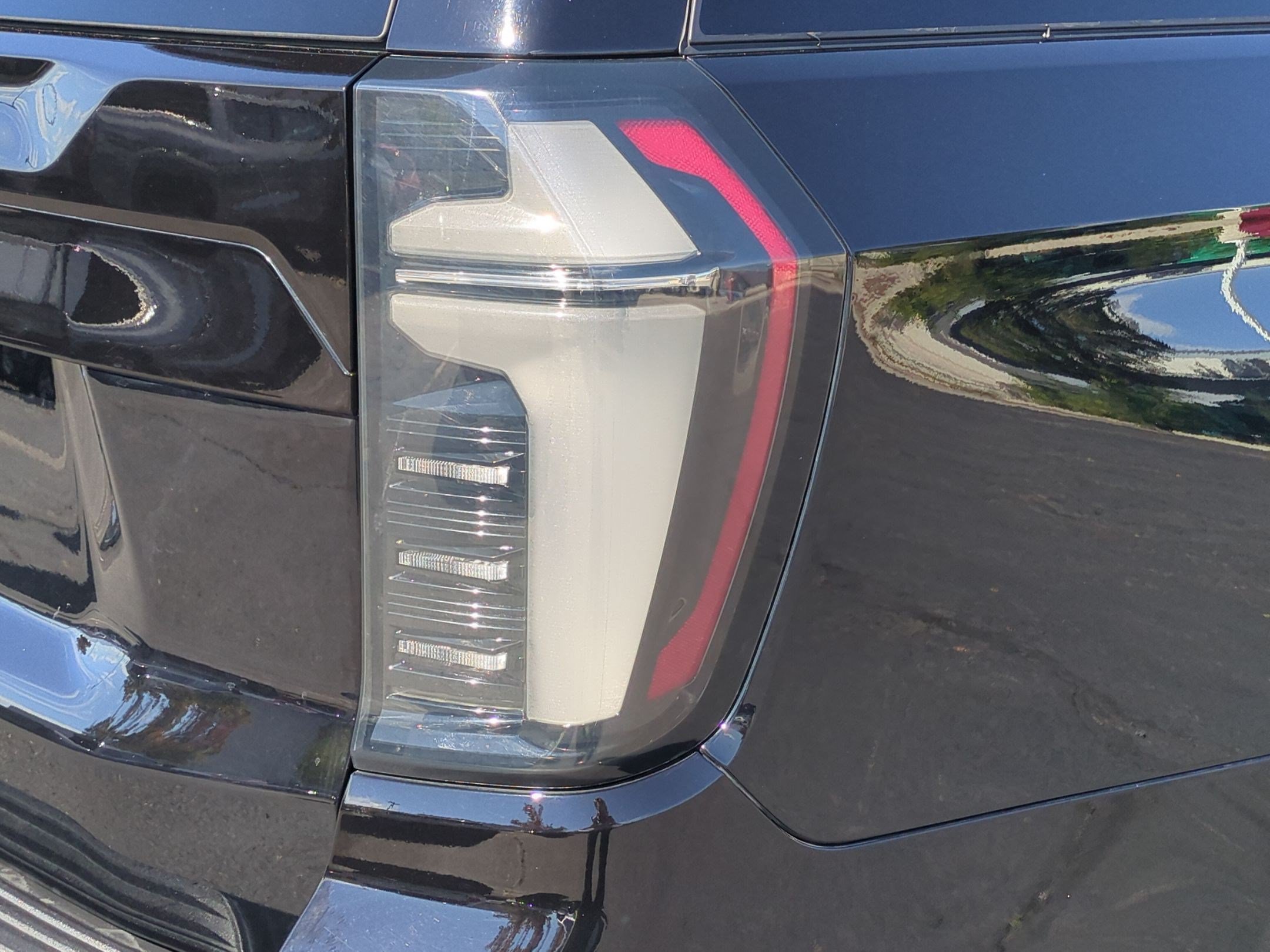 Certified 2025 Chevrolet Suburban High Country AWD/4WD image 13