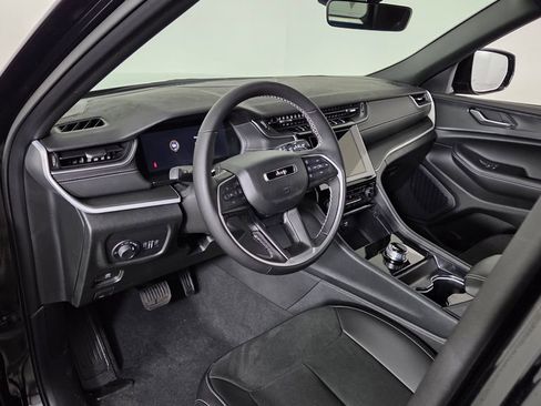 New 2025 Jeep Grand Cherokee Altitude image 14