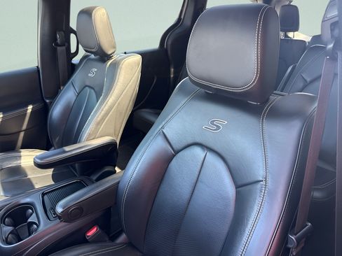 Used 2021 Chrysler Pacifica Touring-L w/ Uconnect Theater Family Group FWD image 18