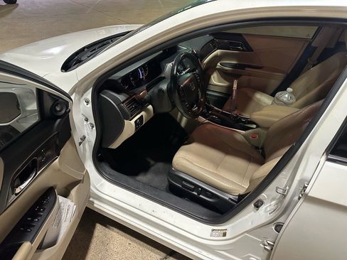 Used 2017 Honda Accord Touring image 10