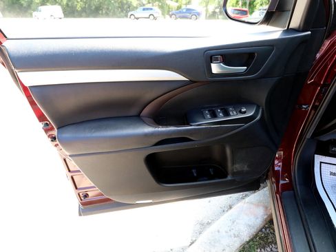 Used 2019 Toyota Highlander XLE image 19