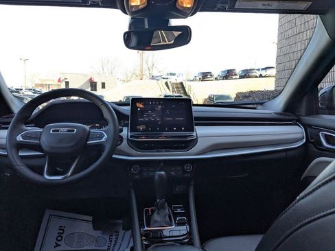 Used 2025 Jeep Compass Limited image 24