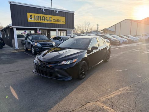 Used 2020 Toyota Camry LE image 2