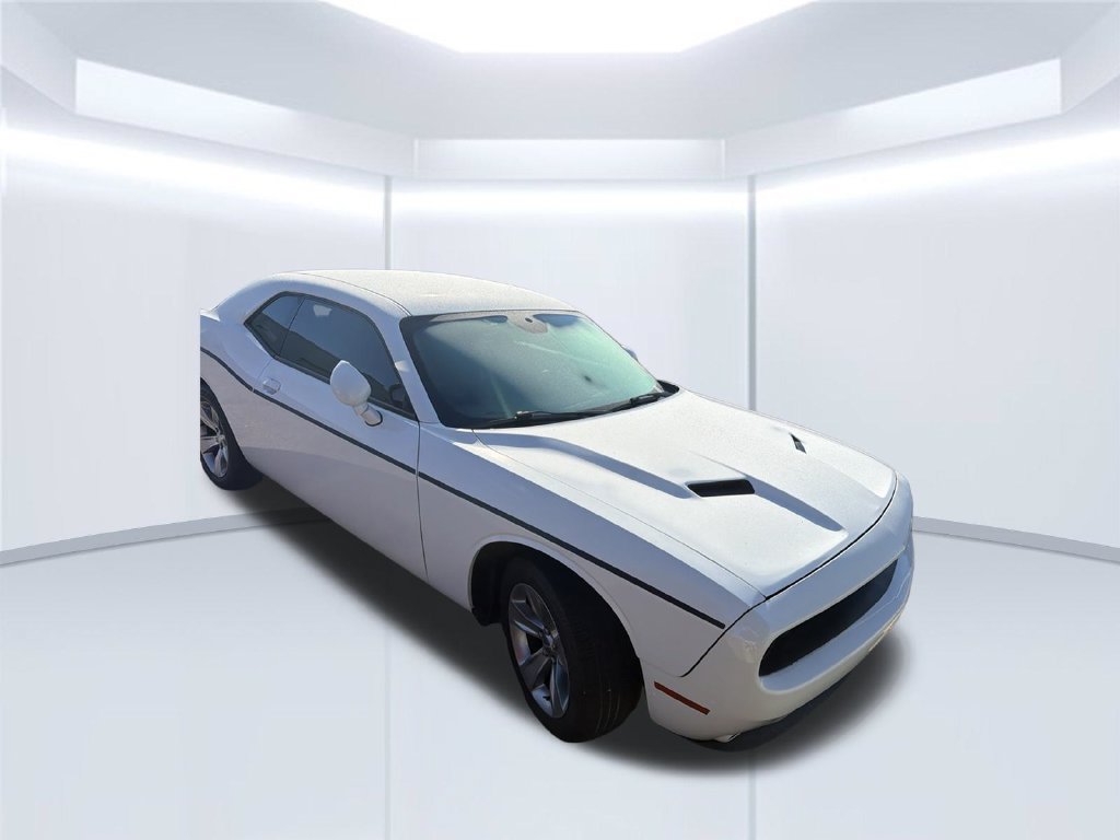 Used 2017 Dodge Challenger SXT RWD image 2
