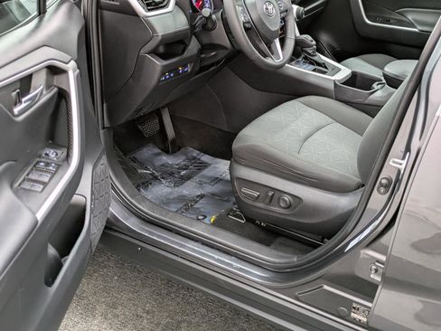 Used 2022 Toyota RAV4 XLE w/ Convenience Package image 18