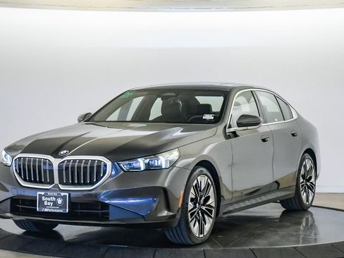 Used 2026 BMW 530i RWD image 1