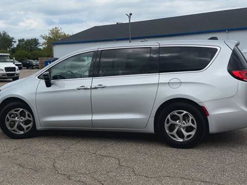 Used 2024 Chrysler Pacifica Limited FWD image 6