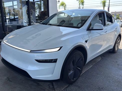 Used 2026 Tesla Model Y Long Range RWD image 3