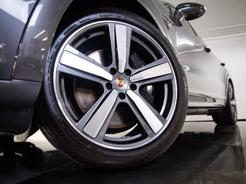 Certified 2024 Porsche Cayenne Turbo AWD/4WD image 12