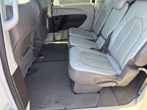 Used 2017 Chrysler Pacifica Touring-L FWD image 17