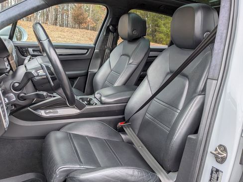 Used 2021 Porsche Cayenne Turbo image 17