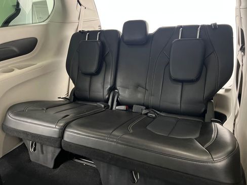 Used 2024 Chrysler Pacifica Touring-L image 38