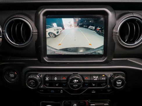 Used 2022 Jeep Wrangler Unlimited Sahara w/ Cold Weather Group image 19