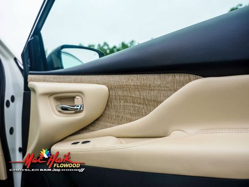 Used 2021 Nissan Murano SL w/ SL Moonroof Package image 17