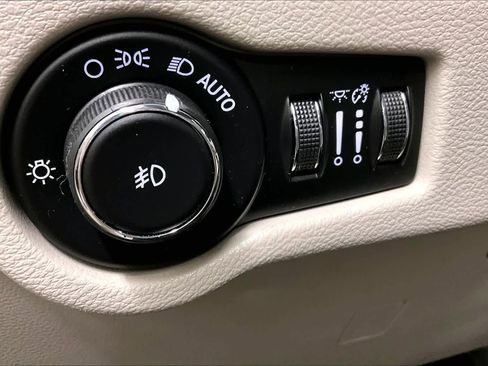 Used 2017 Chrysler Pacifica Limited image 33