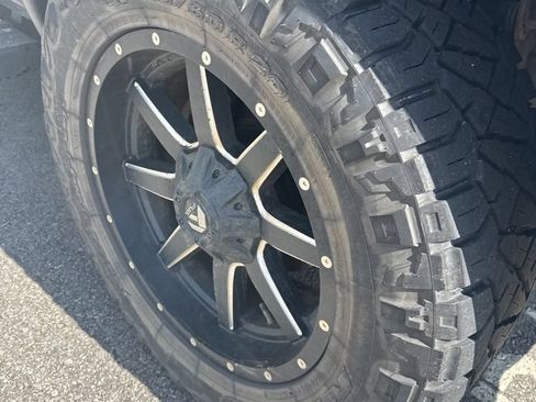 Used 2017 GMC Sierra 1500 SLT w/ Suspension Package, Off-Road AWD/4WD image 4