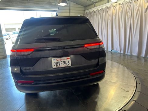 Used 2022 Jeep Grand Cherokee Altitude AWD/4WD image 6