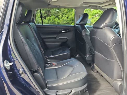 Used 2022 Toyota Highlander XLE AWD/4WD image 19