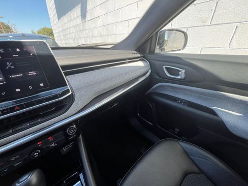 Used 2025 Jeep Compass Latitude image 35