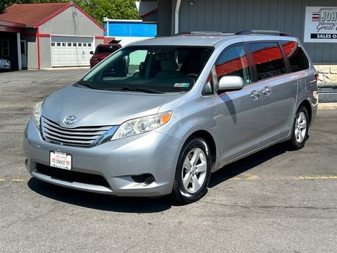 Used 2015 Toyota Sienna LE FWD image 2