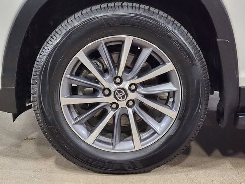 Used 2019 Toyota Highlander XLE FWD image 28