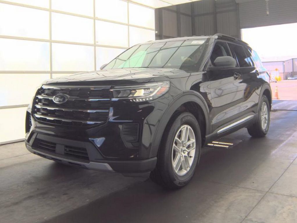 Used 2025 Ford Explorer Active AWD/4WD image 2