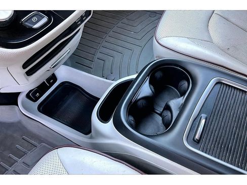 Used 2020 Chrysler Pacifica Limited FWD image 28