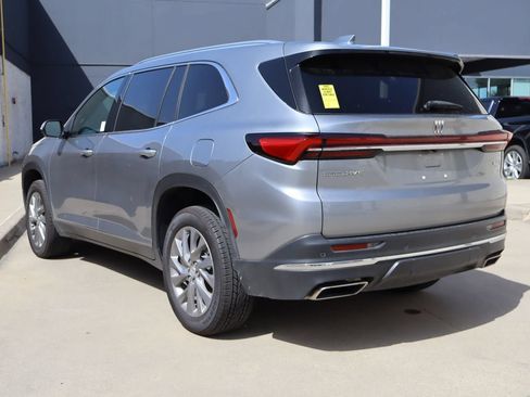 Used 2025 Buick Enclave Preferred FWD image 3