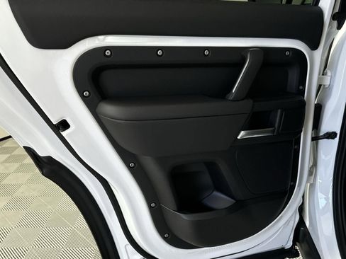 Certified 2025 Land Rover Defender 110 X-Dynamic SE AWD/4WD image 27