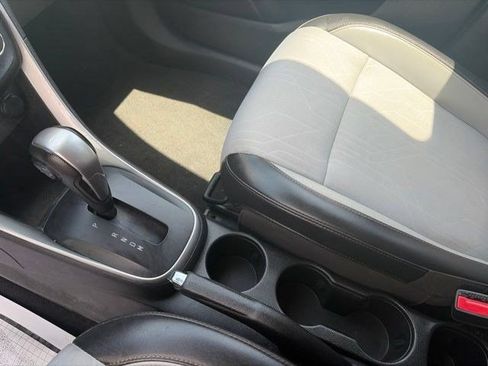 Used 2021 Chevrolet Trax LT AWD/4WD image 25