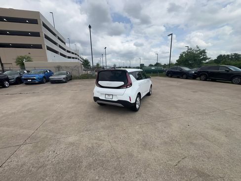 Used 2025 Kia Soul LX w/ LX Technology Package FWD image 12