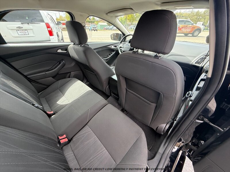 Used 2016 Ford Focus SE w/ SE Sport Package FWD image 17