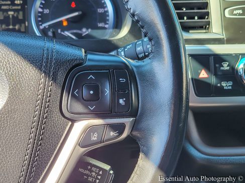 Used 2017 Toyota Highlander XLE w/ Carpet Mat Package image 18