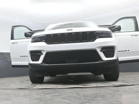Used 2024 Jeep Grand Cherokee Altitude AWD/4WD image 32