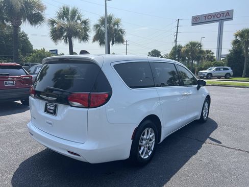 Used 2022 Chrysler Voyager LX FWD image 10