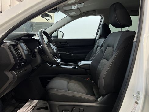 Used 2024 Nissan Pathfinder SV image 19