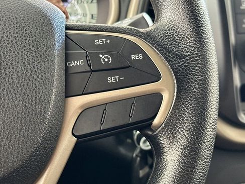 Used 2016 Jeep Cherokee Sport FWD image 25