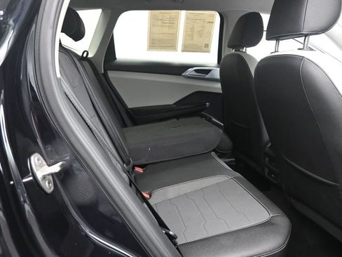 Used 2025 Volkswagen Taos SE FWD image 24