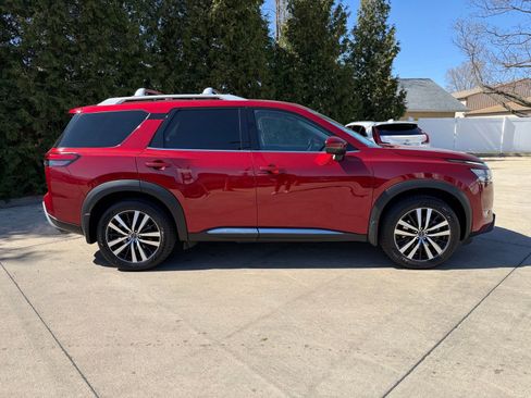 Used 2023 Nissan Pathfinder Platinum w/ Cargo Package AWD/4WD image 32