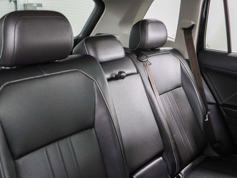 Used 2022 Volkswagen Tiguan SE w/ Panoramic Sunroof Package AWD/4WD image 28