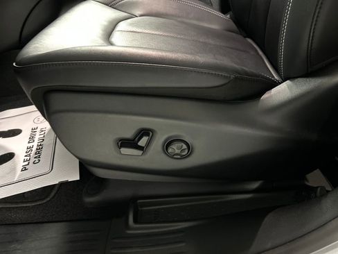 Used 2026 Chrysler Pacifica Select image 13