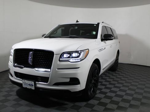 Used 2024 Lincoln Navigator Reserve image 4