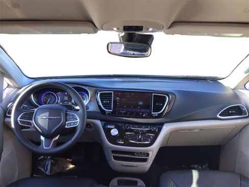 Used 2024 Chrysler Pacifica Touring-L image 23