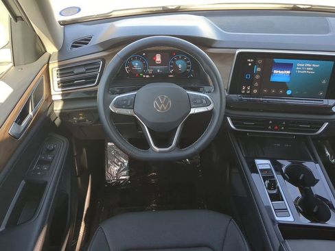 Used 2025 Volkswagen Atlas SE image 17